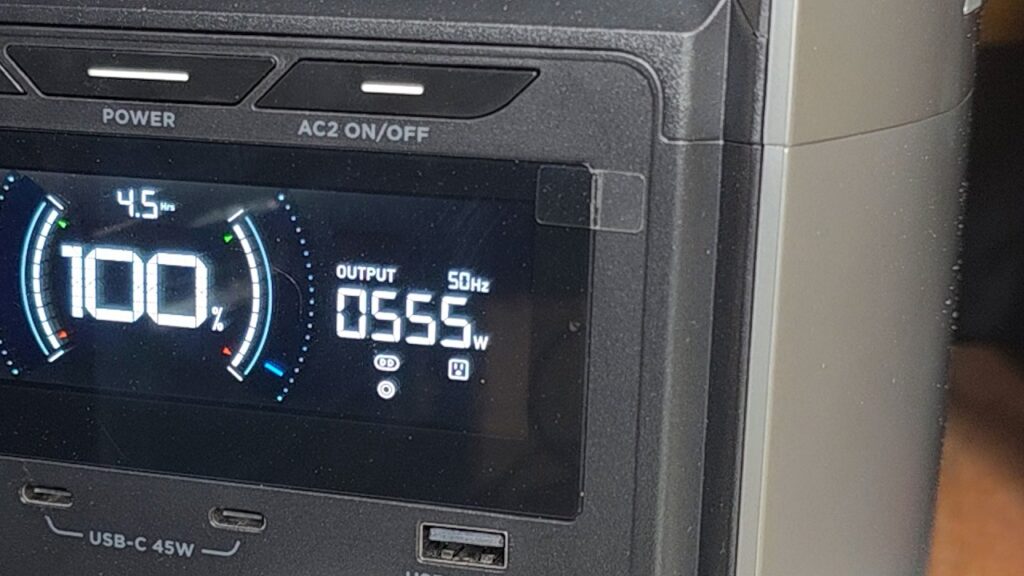 【画像04:DELTA 3 Max Plusの画面に出力555Wが表示されている様子】
